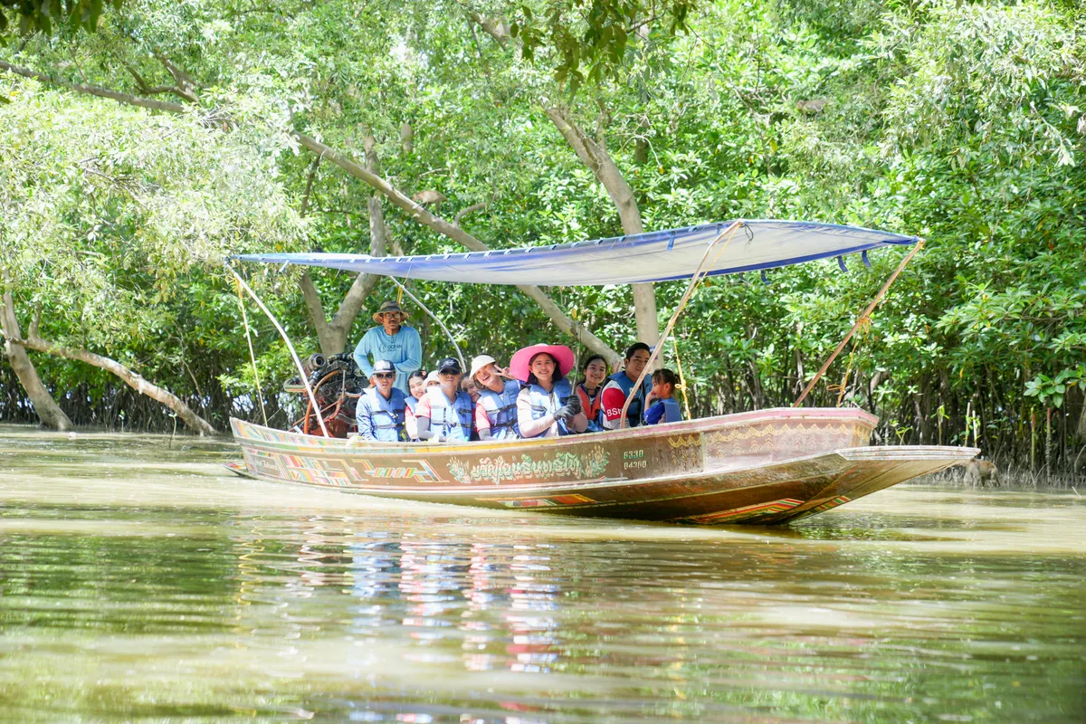 เตรียมลงเรือเพื่อปลูกป่าชายเลน บ้านคลองโคนรีสอร์ท